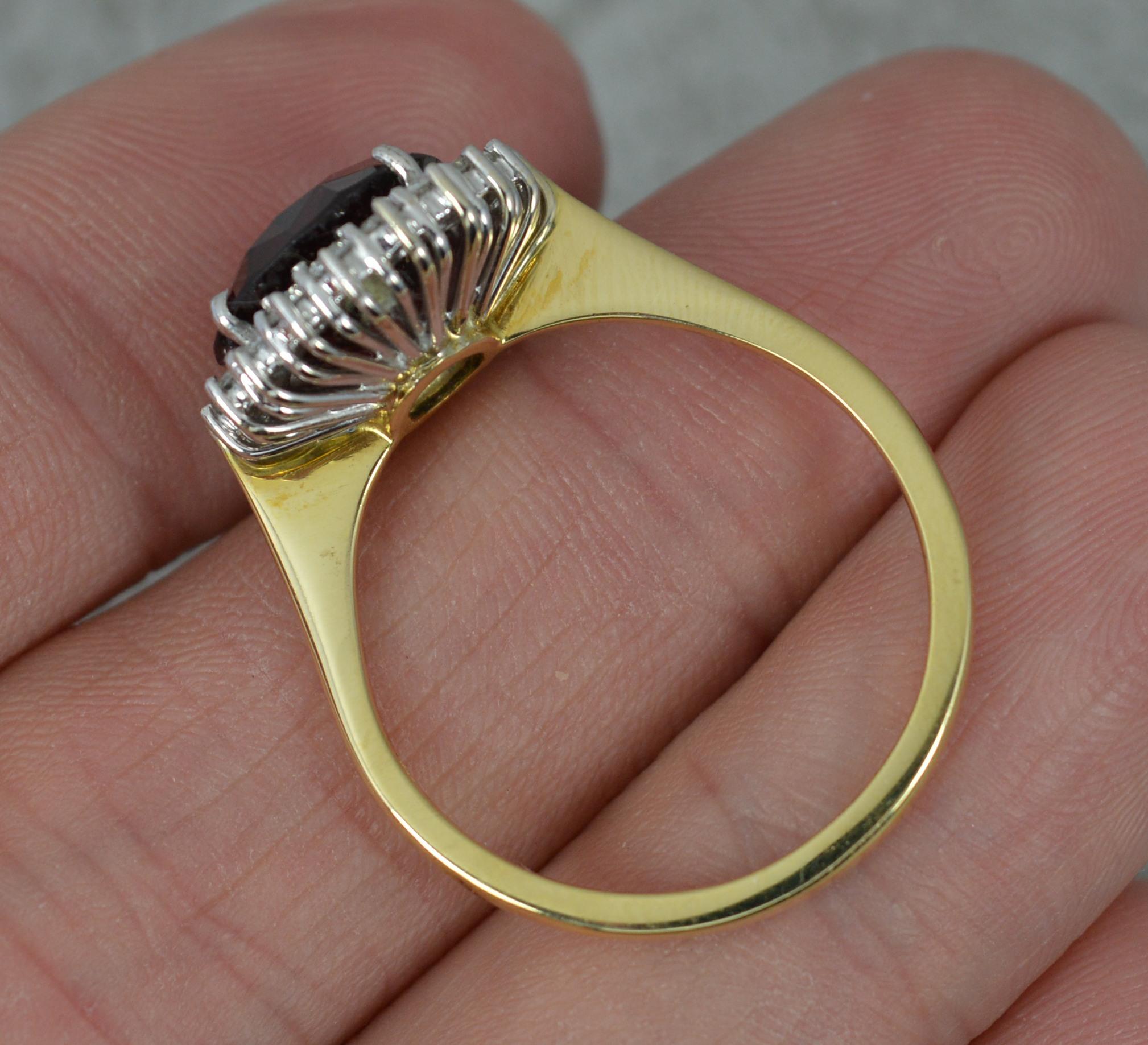Klassischer 18 Karat Gold Granat und Diamant-Cluster-Ring in Qualität im Angebot 2