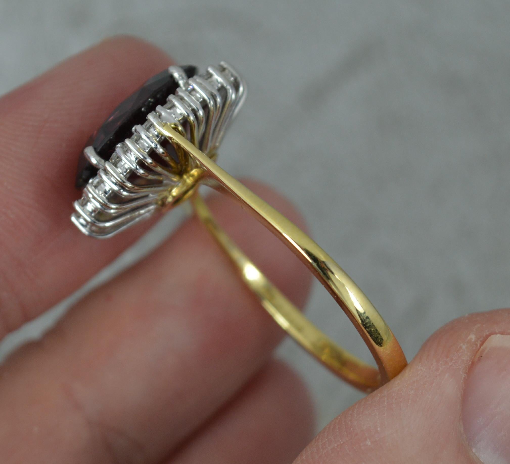 Klassischer 18 Karat Gold Granat und Diamant-Cluster-Ring in Qualität im Angebot 3