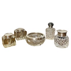 Qualitätsvolle Kollektion antiker Accessoires aus Glas und Silber mit Silberbeschlägen 