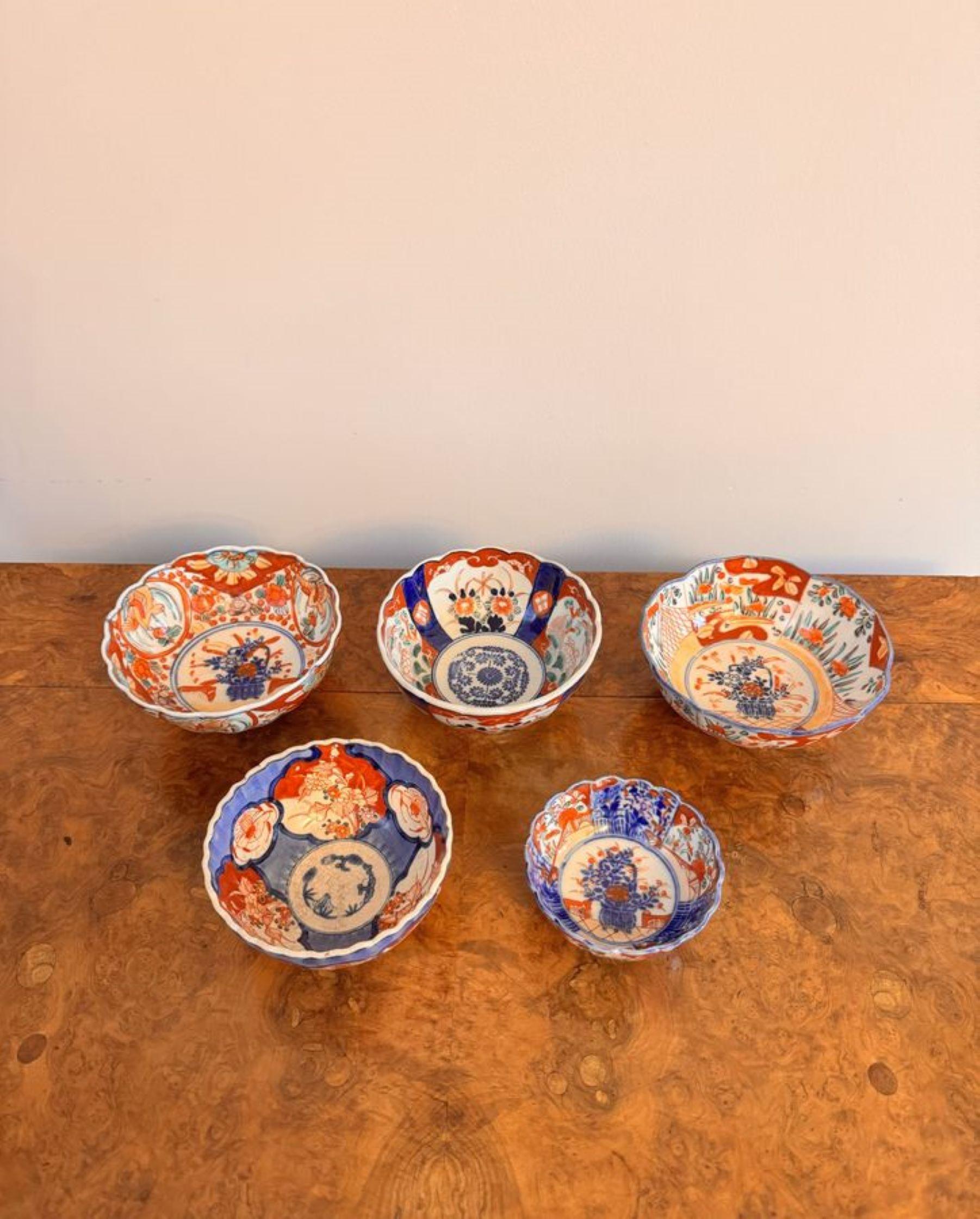 Qualitätsvolle Sammlung von fünf antiken japanischen Imari-Schalen aus Japan  (Keramik) im Angebot