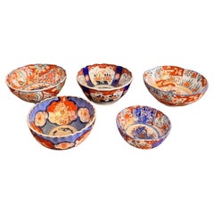 Collection de cinq bols imari japonais anciens de qualité 