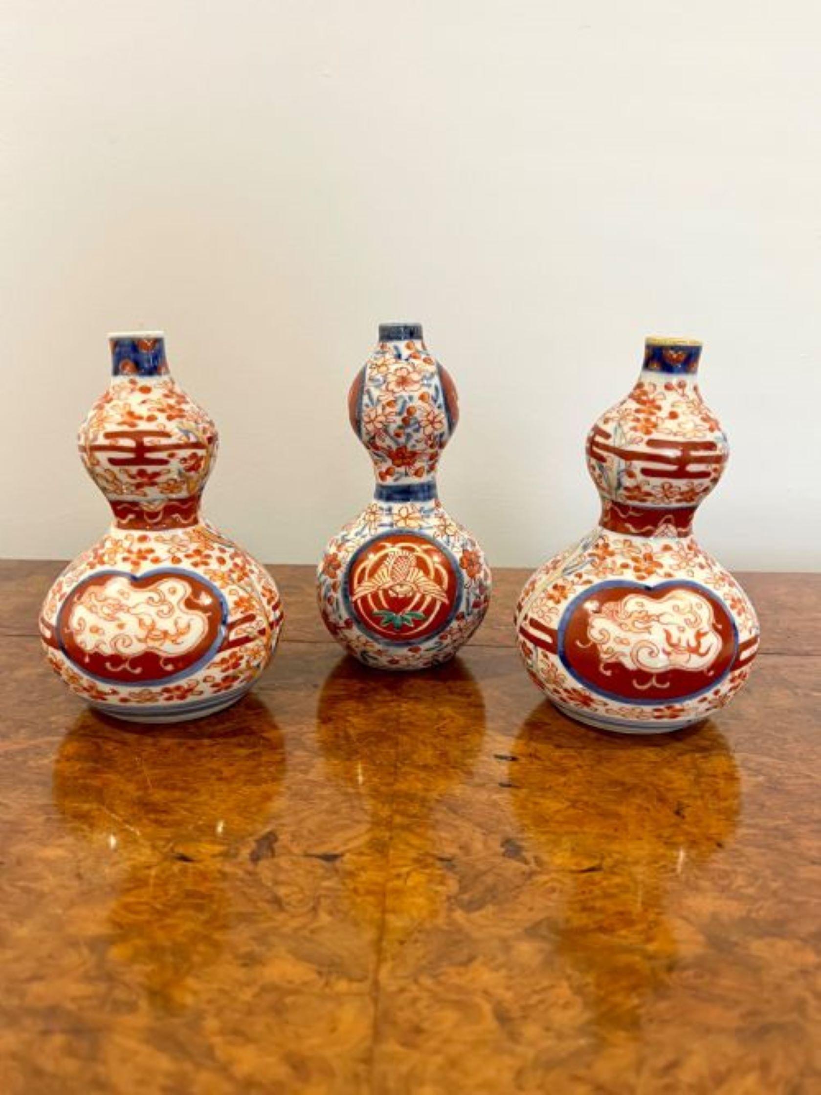 Collection de qualité de cinq petits vases japonais anciens de forme Imari, comprenant cinq vases de forme différente peints à la main dans de magnifiques couleurs rouge, bleu, orange et blanc, décorés de fleurs, de feuilles et de rinceaux. 