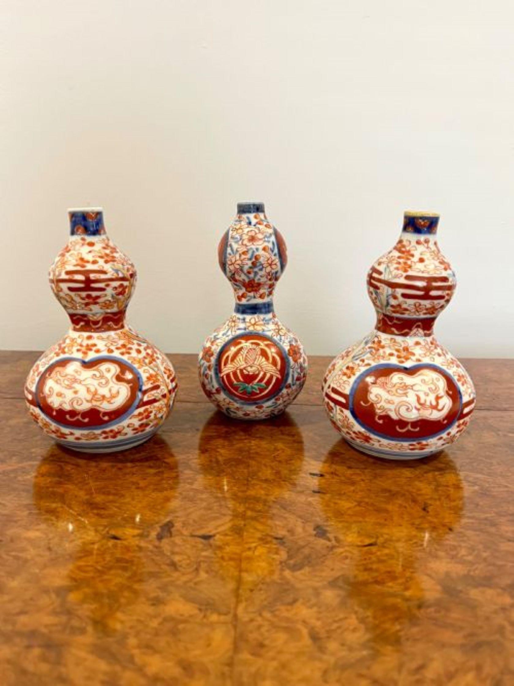 Collezione di qualità di cinque piccoli vasi antichi giapponesi a forma di Imari con una collezione di qualità di cinque vasi a forma di Imari, con cinque vasi di forma diversa dipinti a mano in splendidi colori rosso, blu, arancione e bianco e
