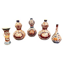 Collection de cinq petits vases Imari japonais anciens de qualité 