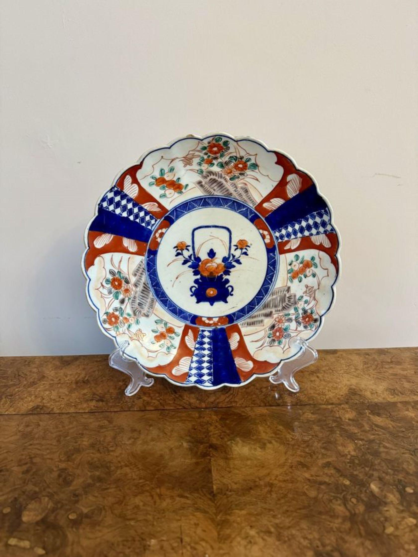 Quality collection of three large antique Japanese imari plates  In Good Condition For Sale In Ipswich, GB