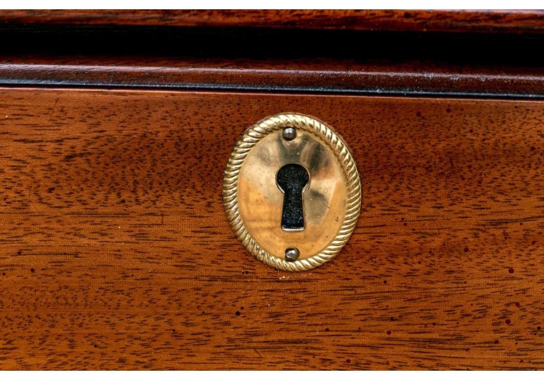 Tavolino / Comodino in mogano di qualità Councill Craftsmen per il restauro in vendita 3