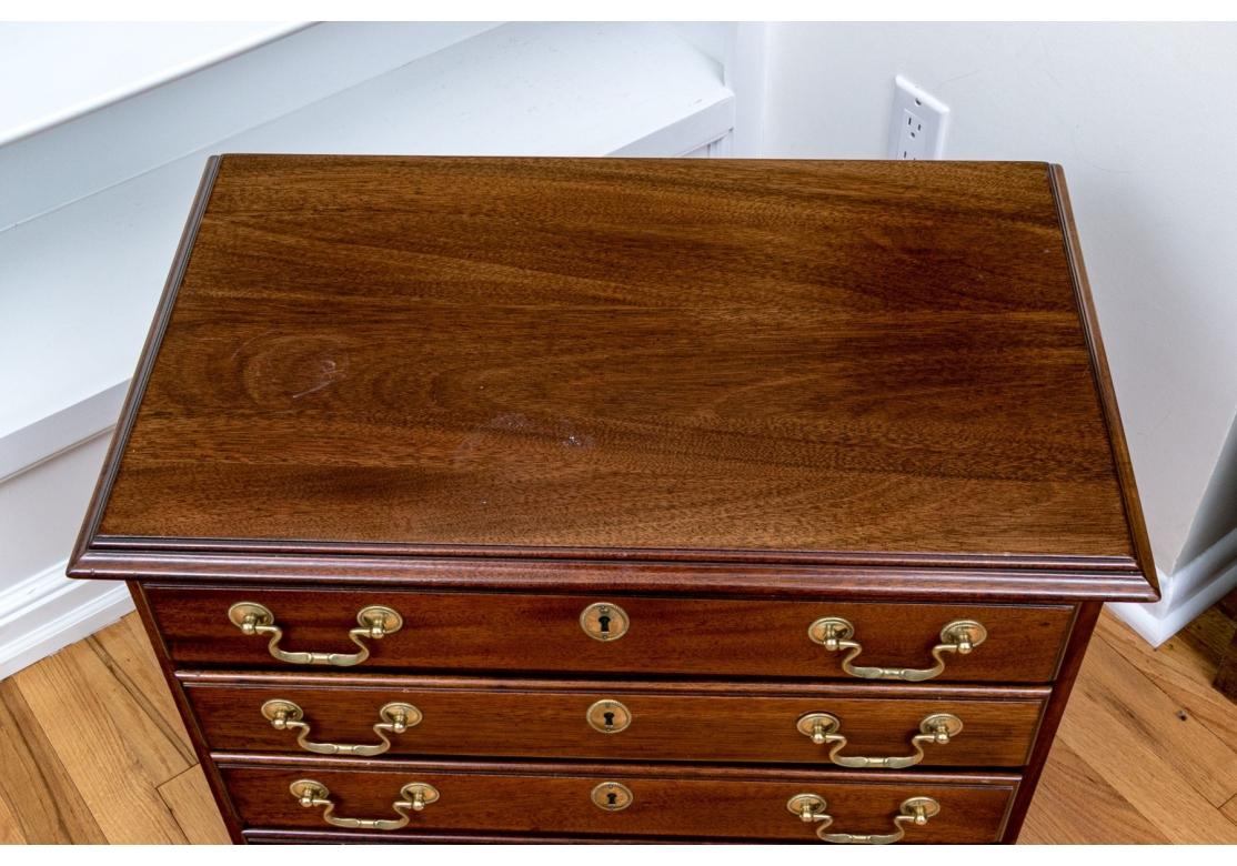 Tavolino / Comodino in mogano di qualità Councill Craftsmen per il restauro in vendita 4