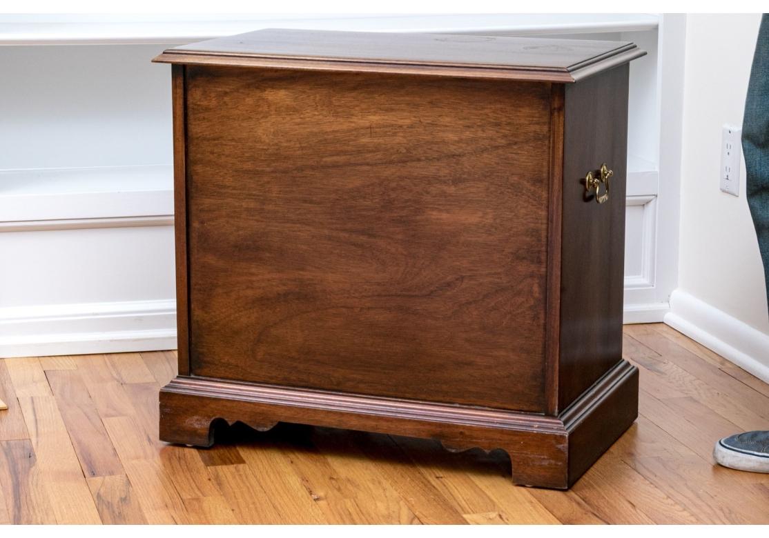 Comodino o comodino Councill Craftsmen di ottima fattura che emana la classica eleganza georgiana e Chippendale in un ricco mogano marrone dai toni caldi. La cassettiera presenta un piano rettangolare con un bordo ogivale che sovrasta quattro