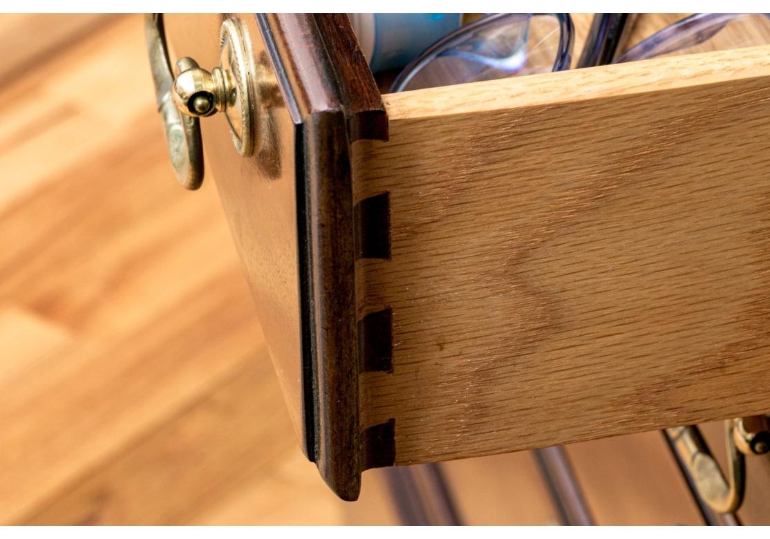 Americano Tavolino / Comodino in mogano di qualità Councill Craftsmen per il restauro in vendita