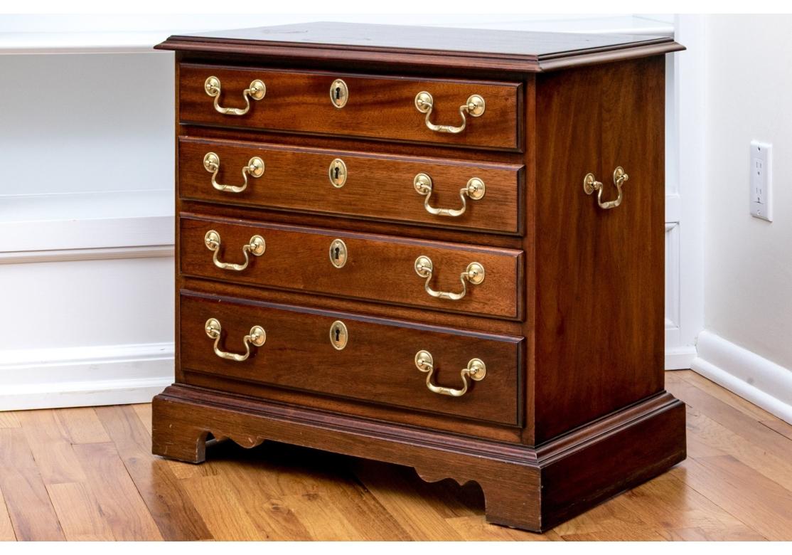 Tavolino / Comodino in mogano di qualità Councill Craftsmen per il restauro In condizioni deteriorate in vendita a Bridgeport, CT