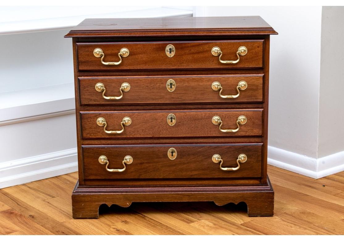 XX secolo Tavolino / Comodino in mogano di qualità Councill Craftsmen per il restauro in vendita