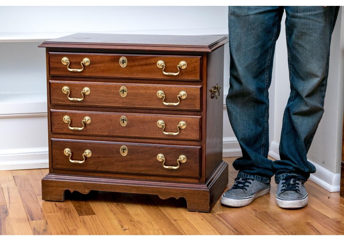 Ottone Tavolino / Comodino in mogano di qualità Councill Craftsmen per il restauro in vendita