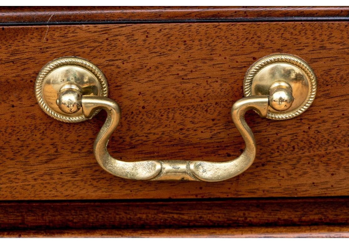 Tavolino / Comodino in mogano di qualità Councill Craftsmen per il restauro in vendita 2