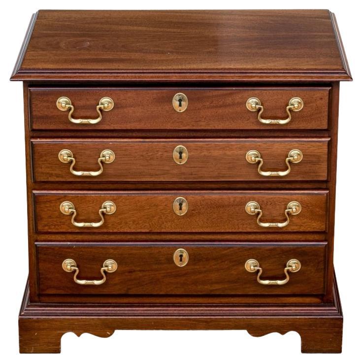 Tavolino / Comodino in mogano di qualità Councill Craftsmen per il restauro in vendita