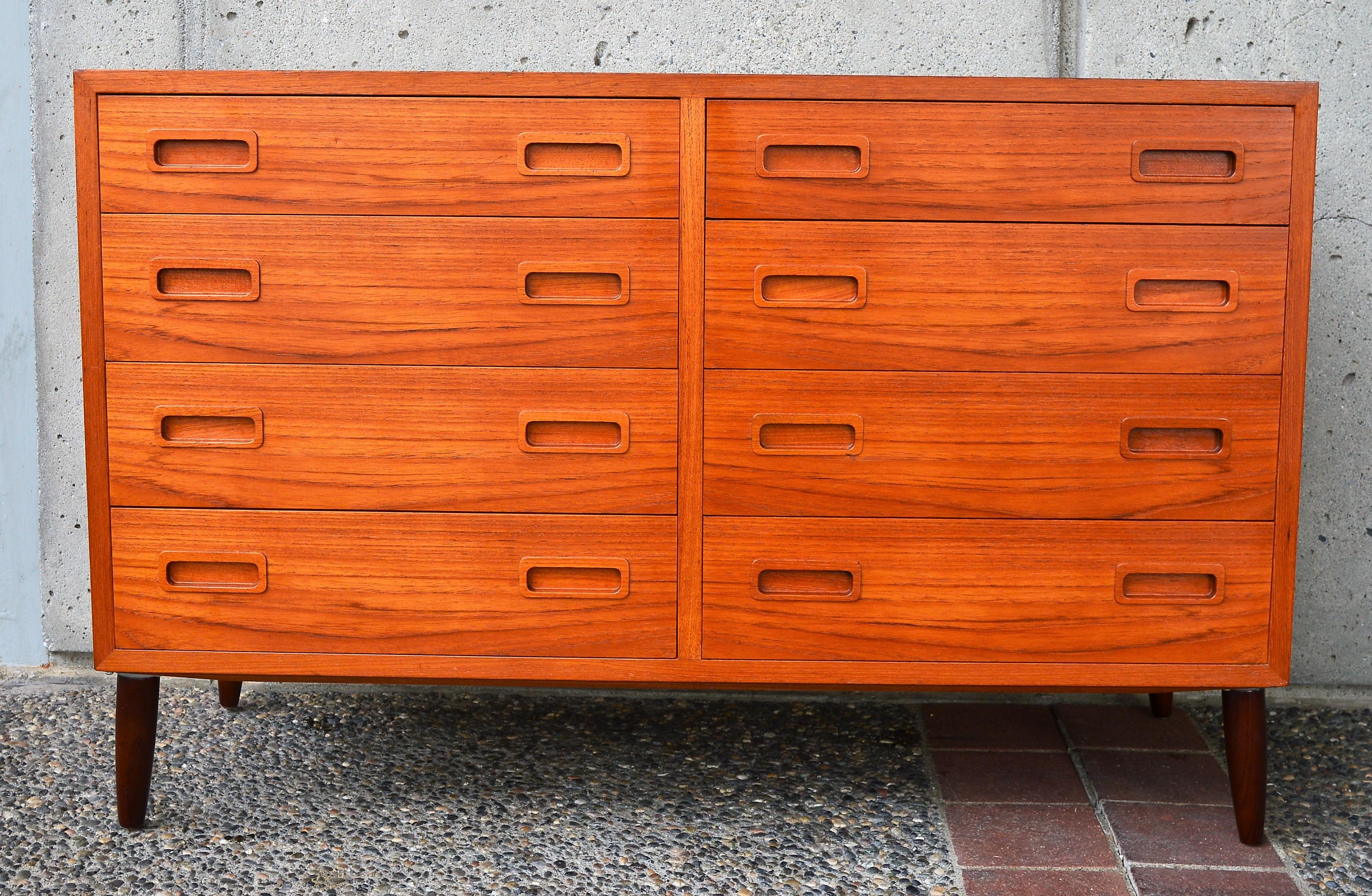 Quality Danish Teak Compact Dresser/Chest of Drawers with Legs by Hundevad & Co For Sale 1