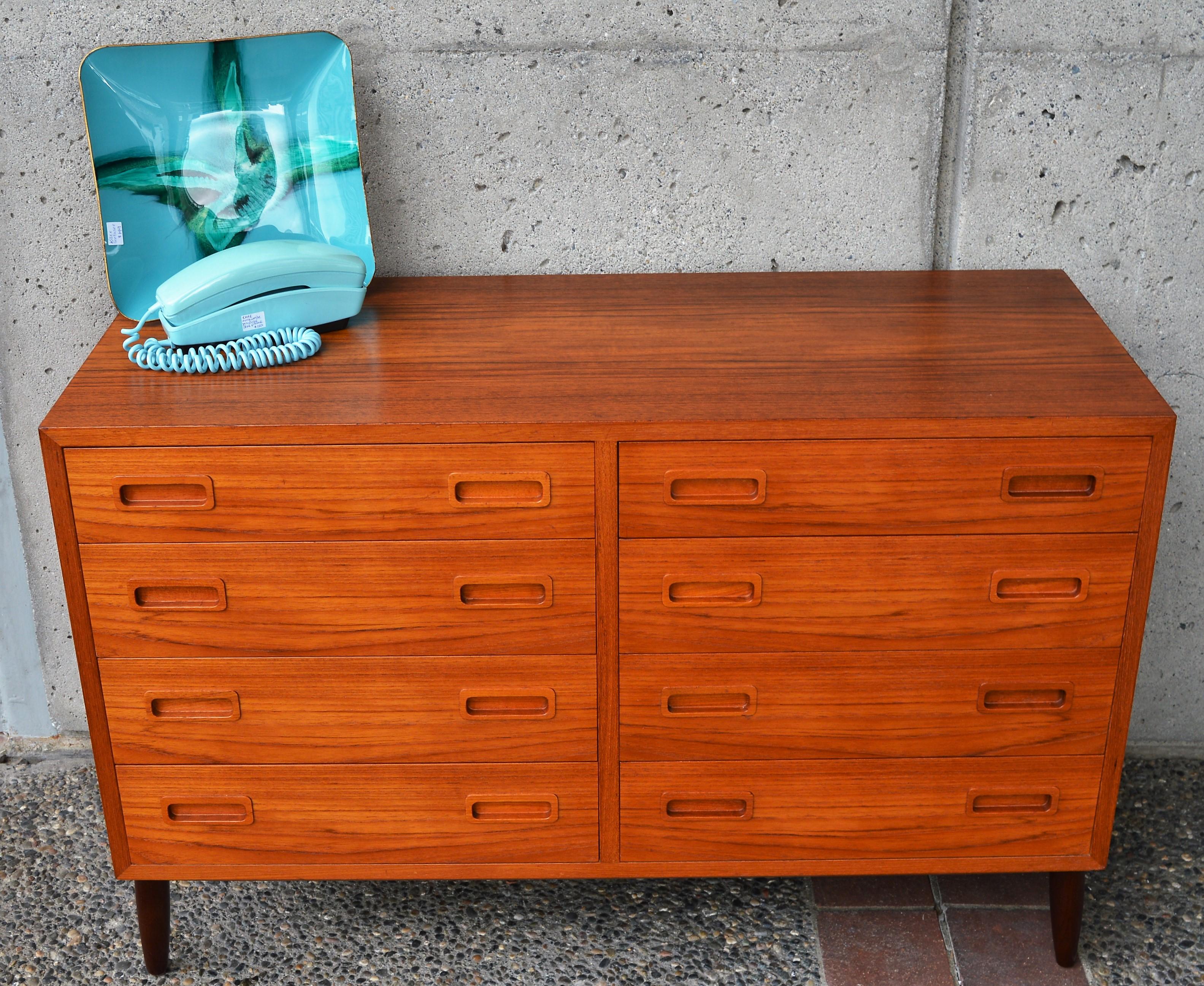 Quality Danish Teak Compact Dresser/Chest of Drawers with Legs by Hundevad & Co In Good Condition For Sale In New Westminster, British Columbia