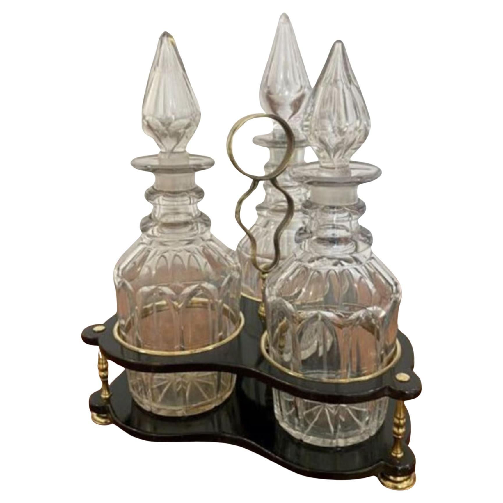 Hochwertiger Karaffenständer mit drei Original-Karaffen aus geschliffenem Glas. Hochwertig lackierter Karaffenständer mit drei Messingsäulen, Füßen und einem geformten Tragegriff, der die drei originalen geschliffenen Glaskaraffen mit ihren