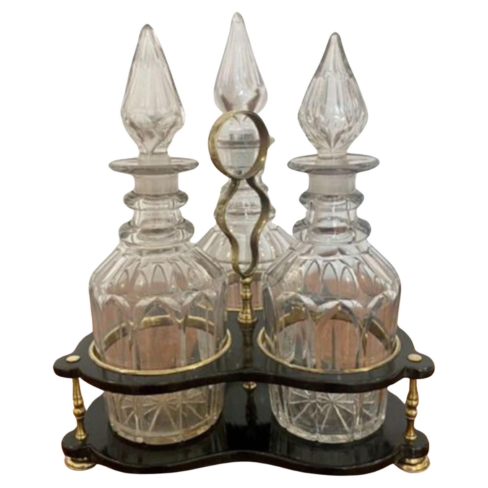 Soporte para decantador de calidad con tres decantadores originales de cristal tallado