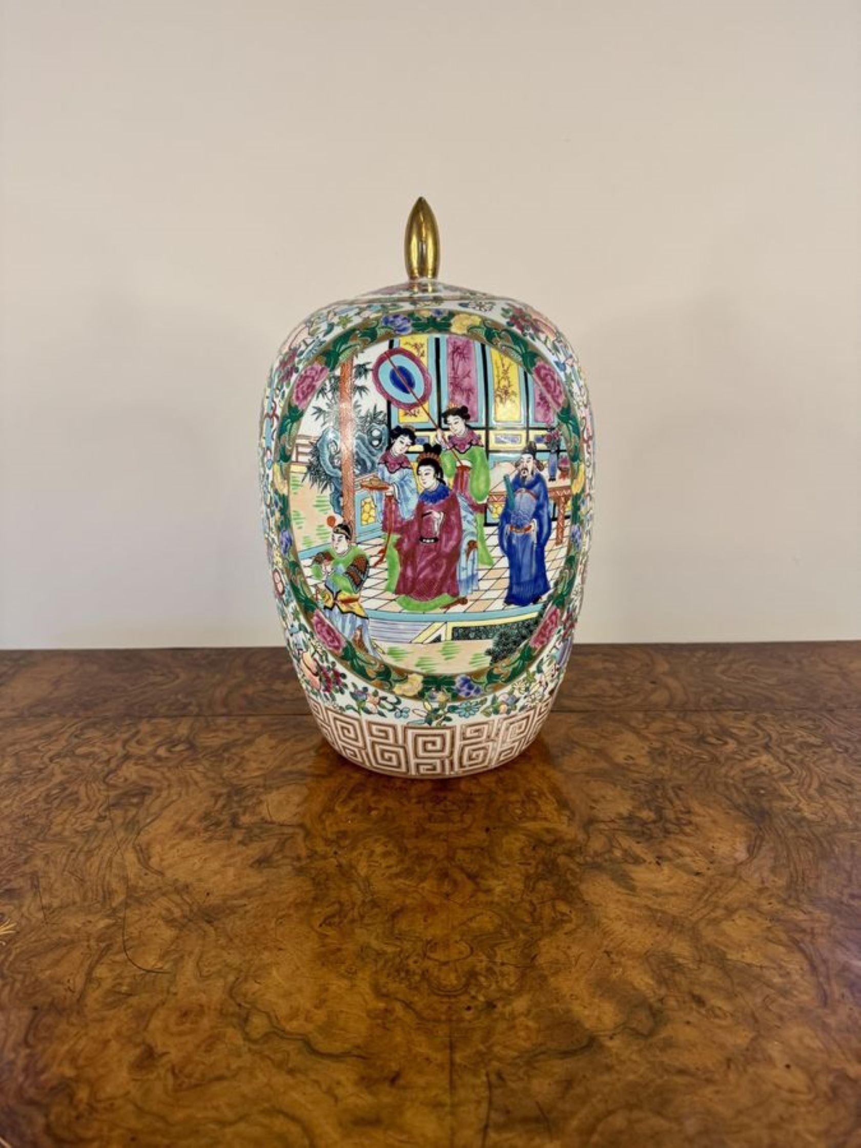 Quality early 20th Century Chinese famille rose vase and cover In Good Condition For Sale In Ipswich, GB