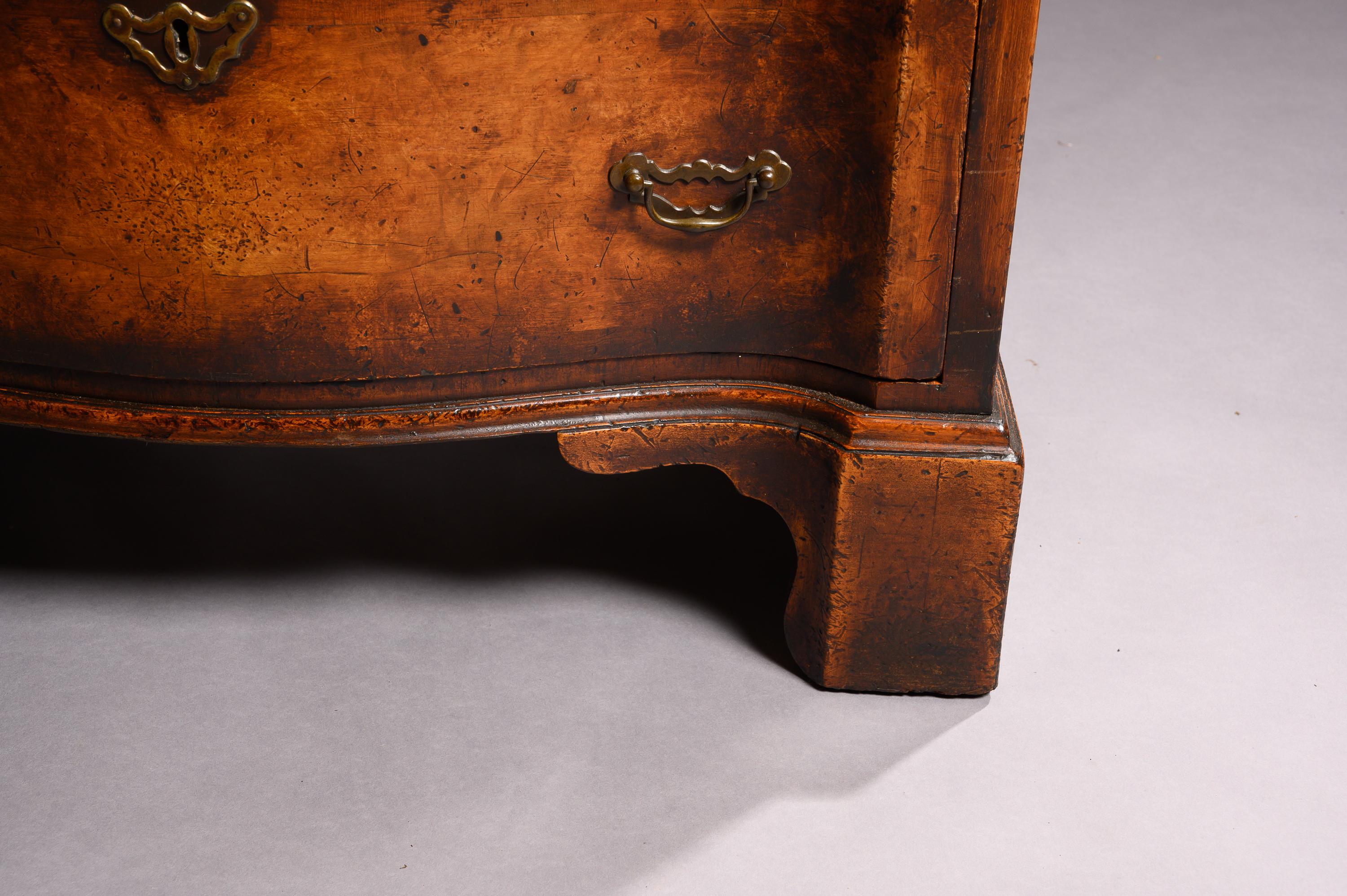 Quality Early 20th Century Walnut Serpentine Chest on Chest 3