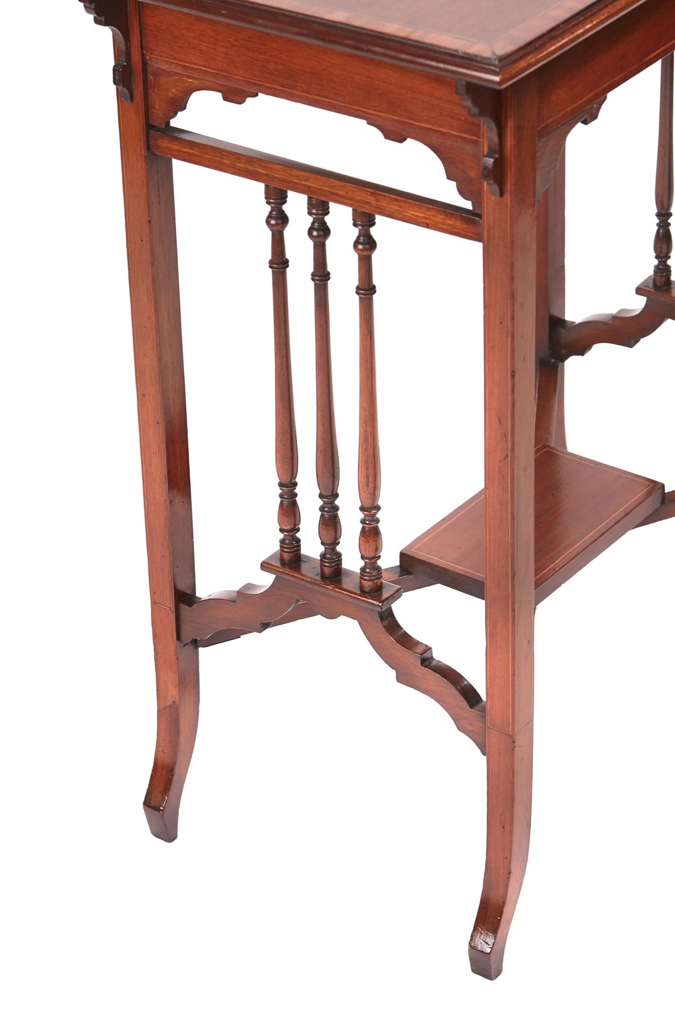 Quality Edwardian mahogany inlaid lamp table, having a lovely quality mahogany top crossbanded in satinwood, supported by turned spindles, standing on four shaped legs, united by a cross stretcher with a small mahogany and satinwood inlaid