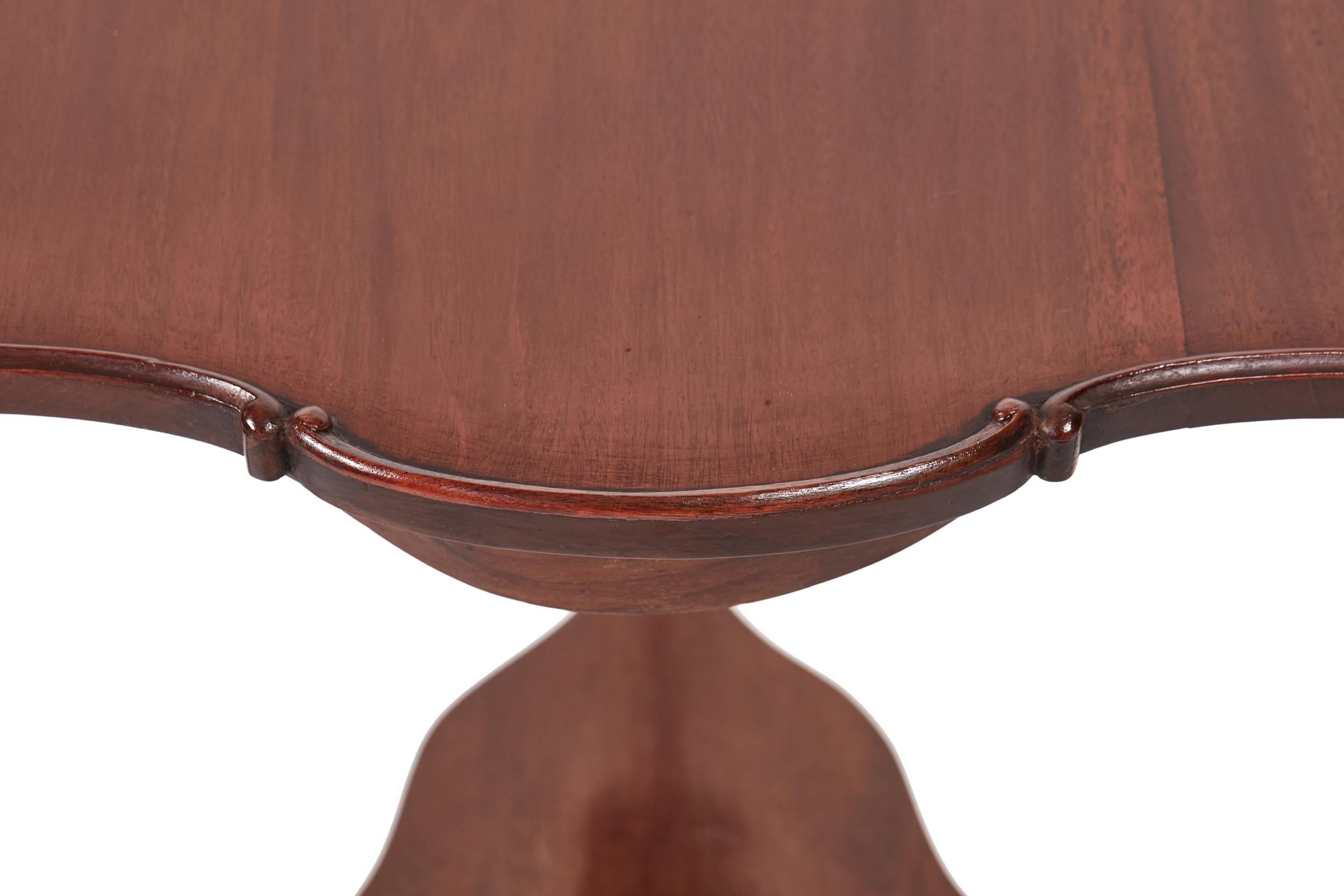 Quality Edwardian mahogany shaped top lamp table, having a lovely quality shaped mahogany top with a carved molded edge, shaped frieze, supported by three lovely shaped solid mahogany cabriole legs, united by a shaped under-tier
fantastic color and