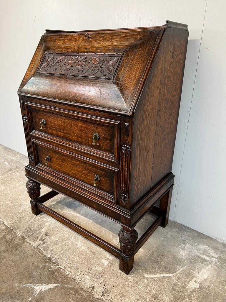  Scrivania allungabile con gambe ad ananas in Oak antico di qualità edoardiana

 
Questo scrittoio allungabile con gambe ad ananas di qualità edoardiana, risalente al 1900 circa, è dotato di un piano figurato e di un'anta allungabile che, quando è