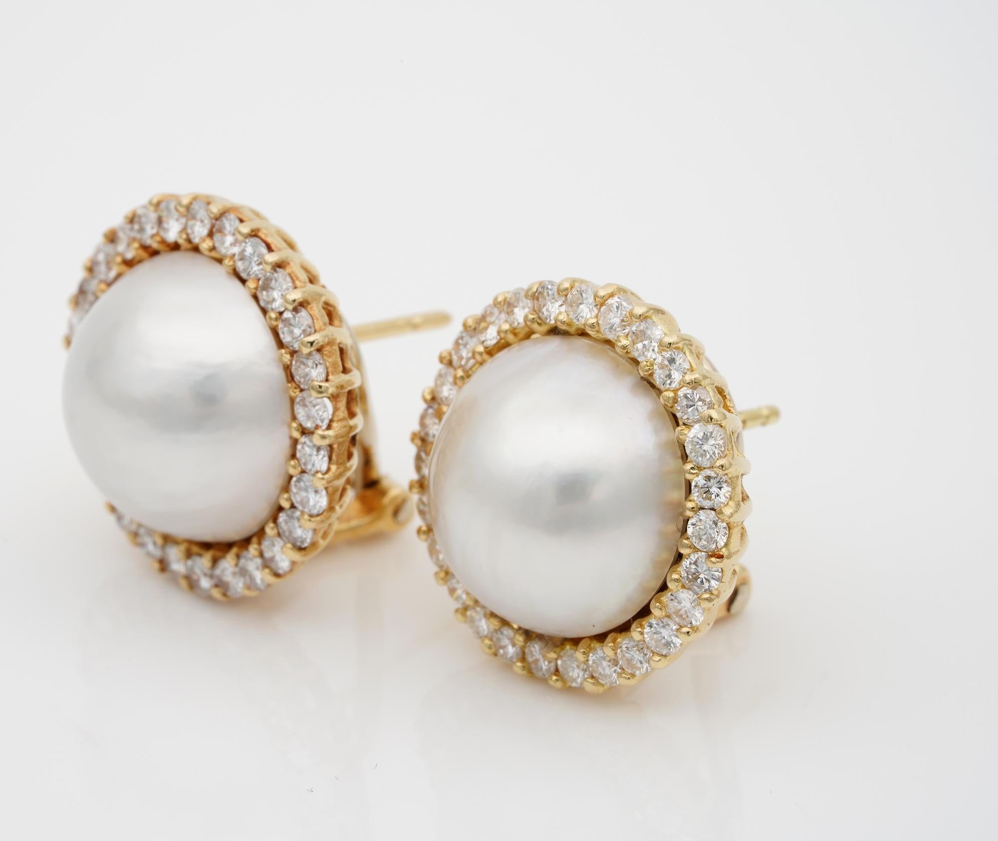 Quality English Mabe Pearl 1.50 Carat G VVS Brilliant Cut Diamond Earrings In Good Condition For Sale In Napoli, IT