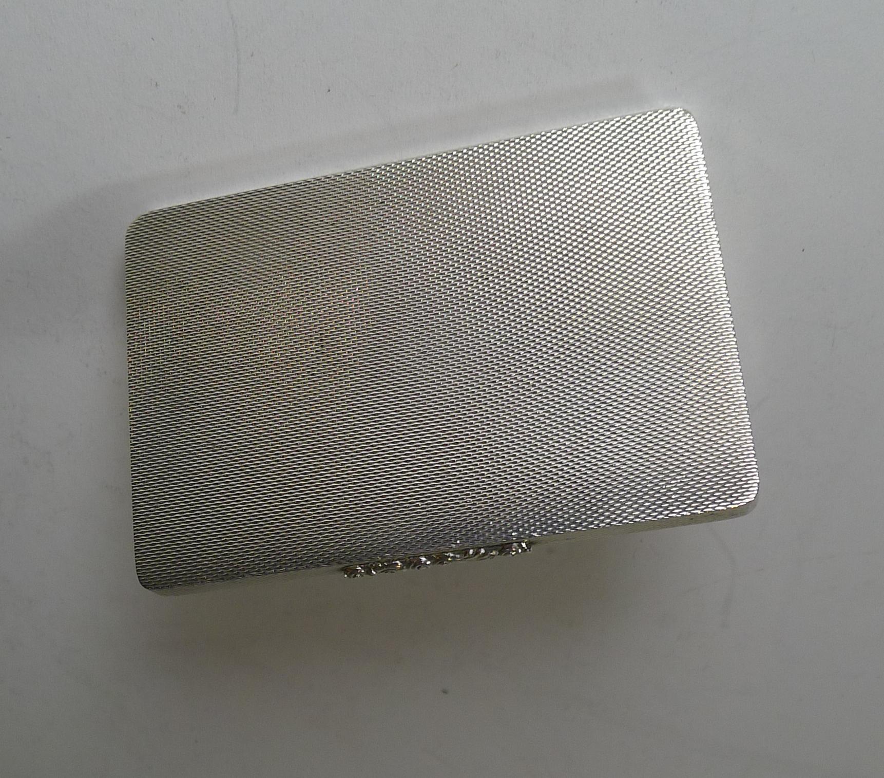 Quality English Sterling Silver Pill / Snuff Box 1946 In Good Condition For Sale In Bath, GB