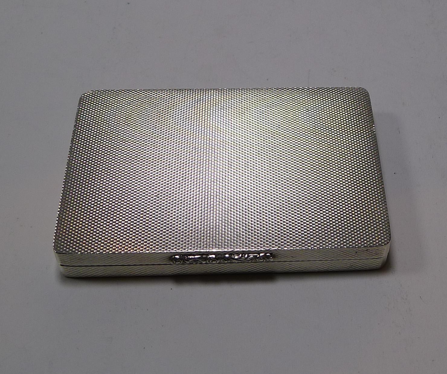 Quality English Sterling Silver Pill / Snuff Box 1946 For Sale 2