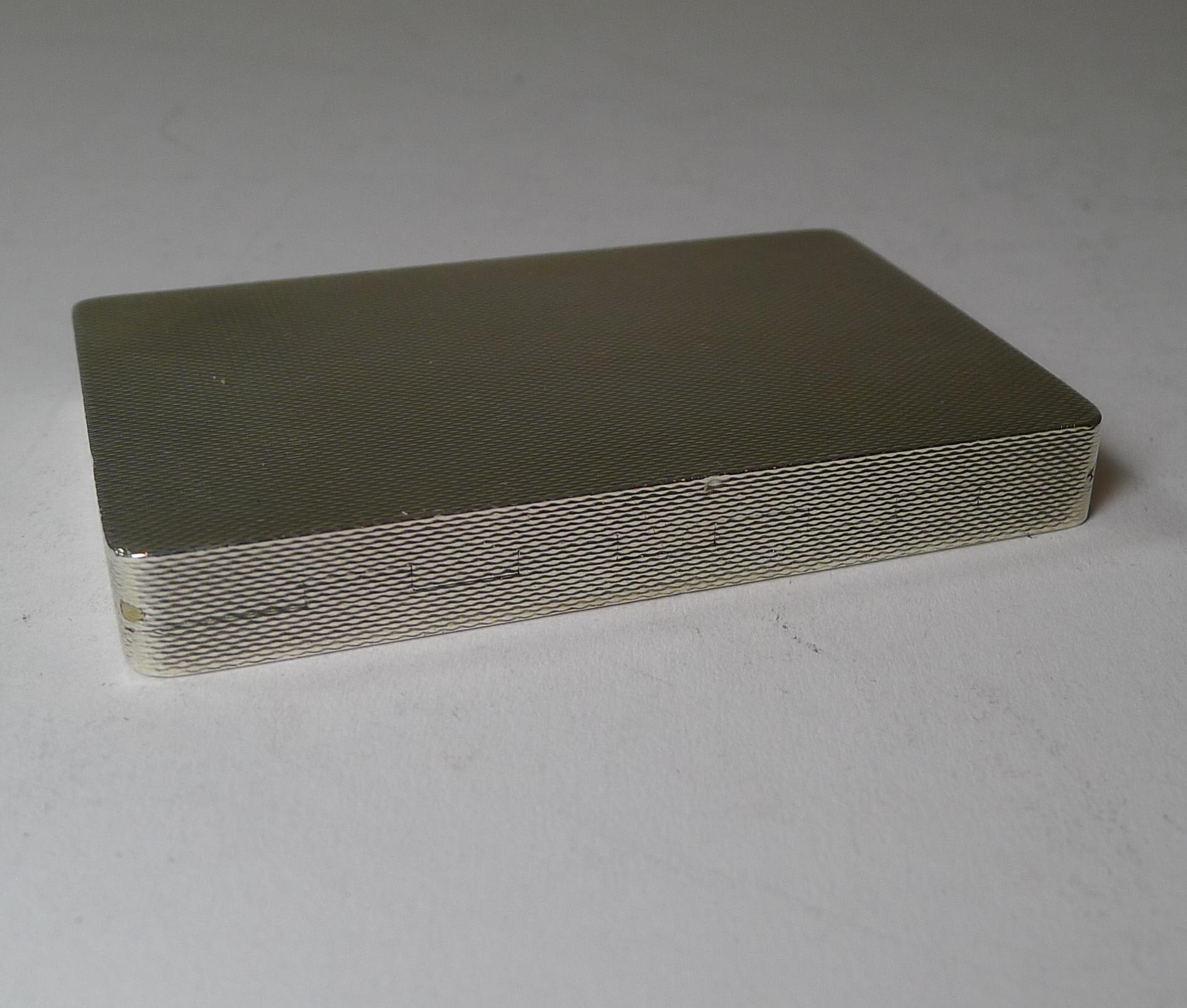 Caja para píldoras y rapé de plata de ley inglesa de calidad 1946 Plata esterlina en venta