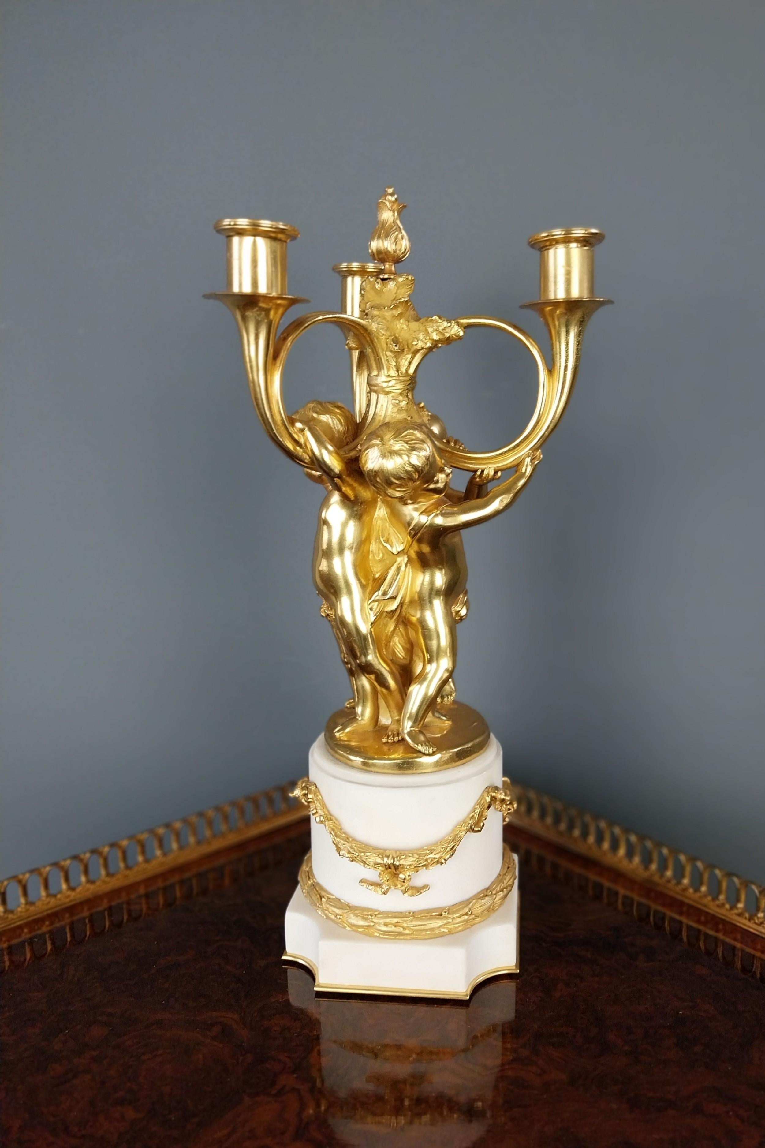 Francese Candelabro Cherubino in bronzo dorato in vendita