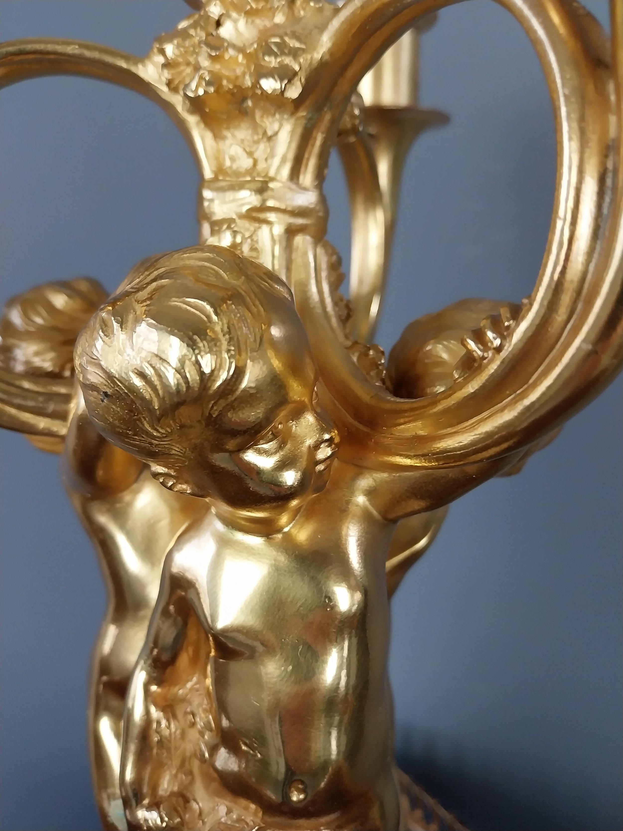 Candelabro Cherubino in bronzo dorato in vendita 1