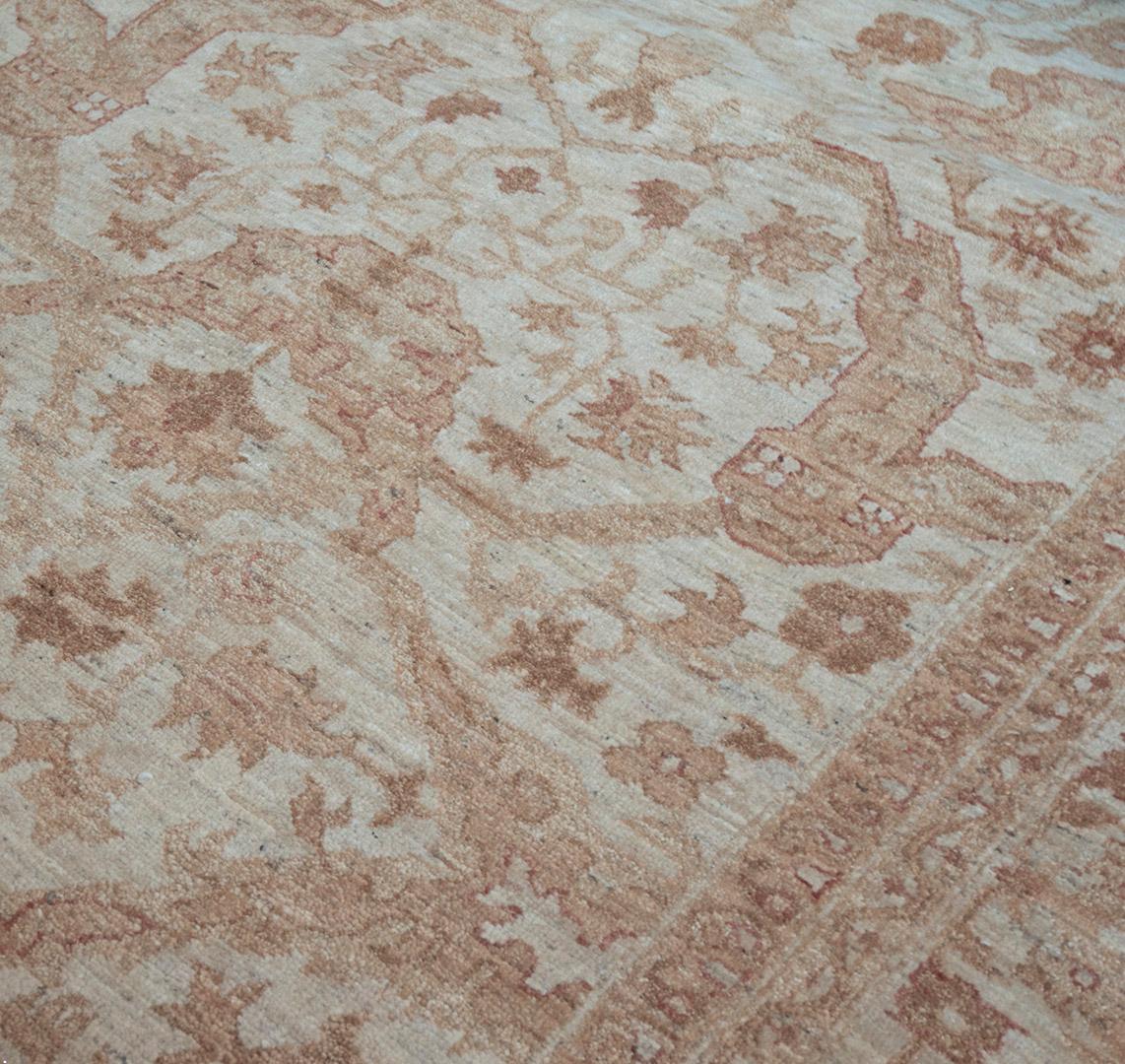 Tissé à la main avec beaucoup d'habileté au Pakistan, ce magnifique tapis d'inspiration Agra présente une coloration brillante et subtile ainsi qu'une texture étonnante. Poil 100 % laine naturelle.