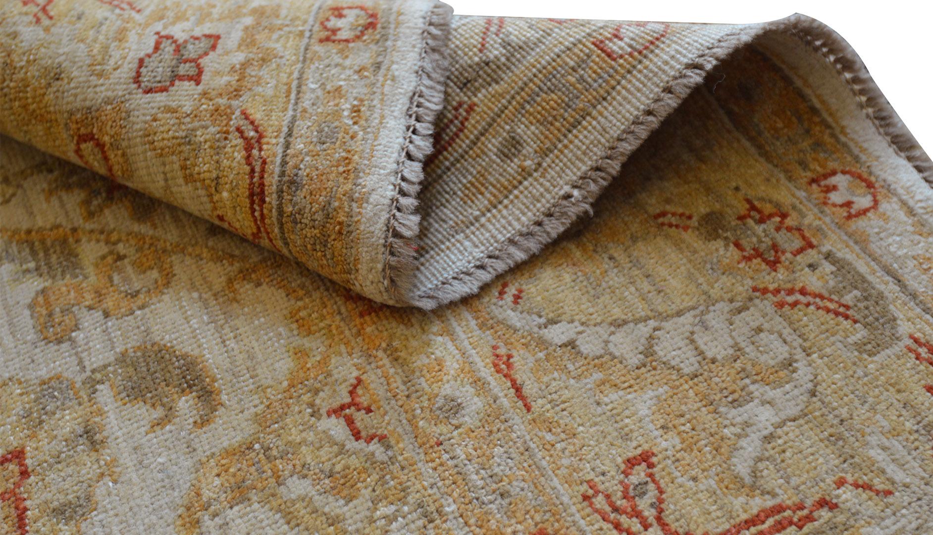Fabriqué par des maîtres tisserands au Pakistan, ce magnifique tapis présente le design classique d'Agra et des combinaisons de couleurs tendance. velours 100% laine naturelle et teintures organiques. État neuf.