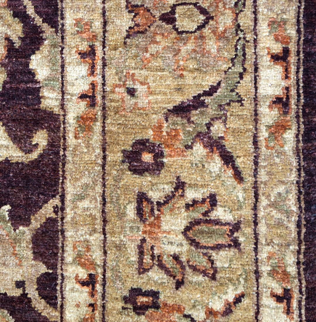 Dieser herrlich dekorative Teppich wurde von Meisterwebern in Pakistan hergestellt und zeichnet sich durch ein dunkles auberginefarbenes Feld und eine erstaunliche Textur aus. flor aus 100% feiner Naturwolle. Brandneu.