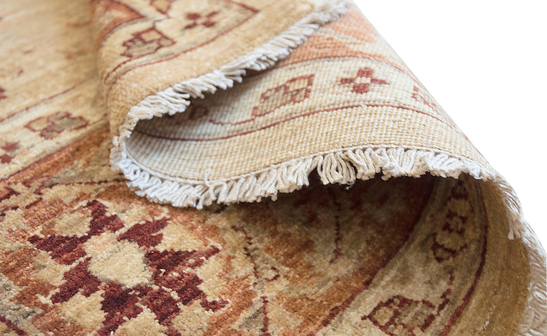Quality Handwoven Agra Rug In Excellent Condition For Sale In West Hollywood, CA