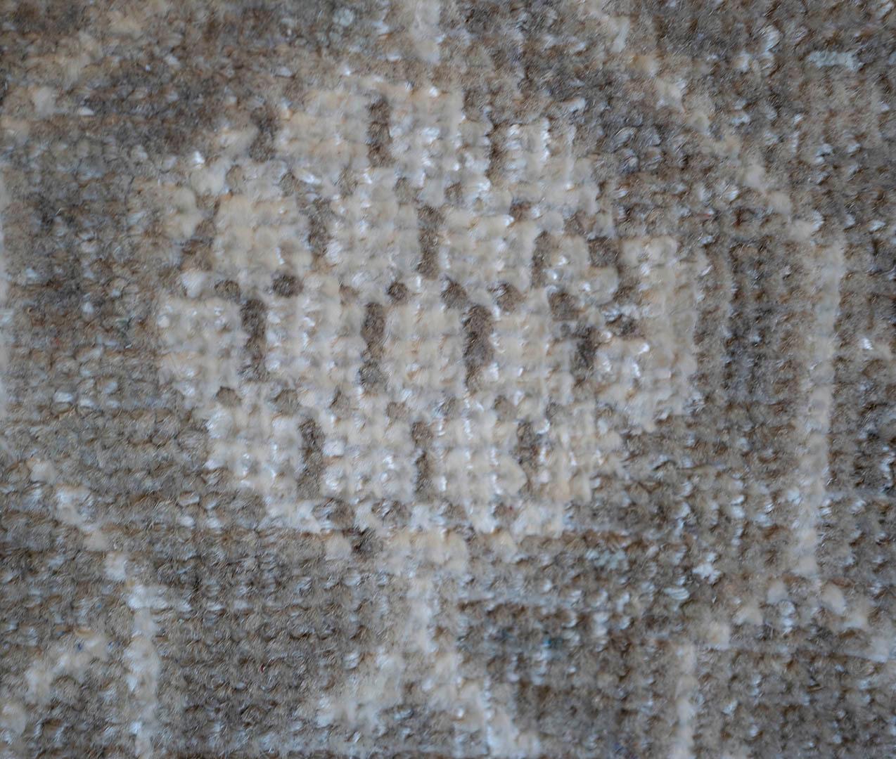 Contemporary Gray Granatapfel Handgewebter Teppich im Khotan-Stil (Pakistanisch) im Angebot