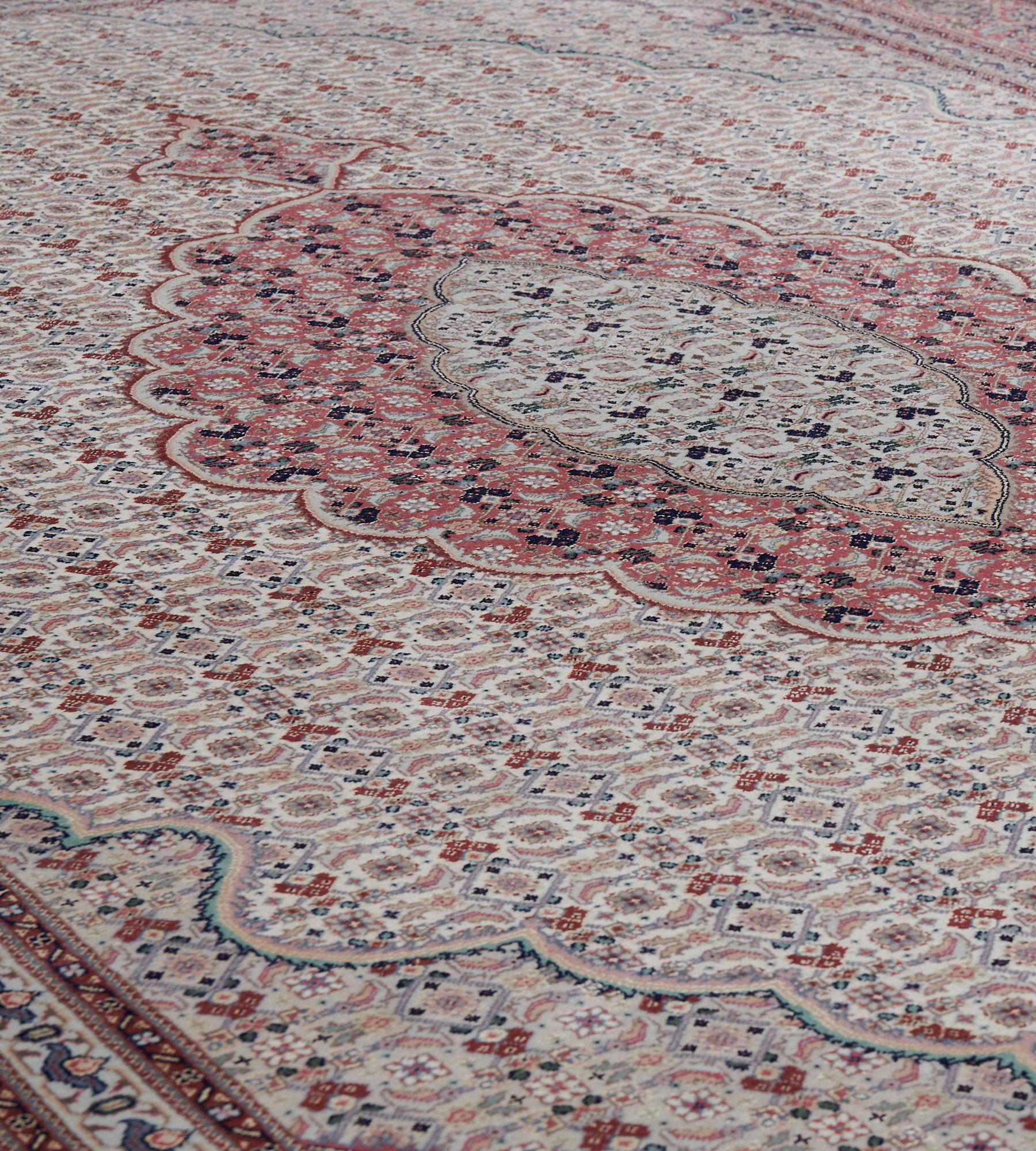 Hochwertiger handgewebter Teppich im Tabriz-Stil im Zustand „Hervorragend“ im Angebot in West Hollywood, CA