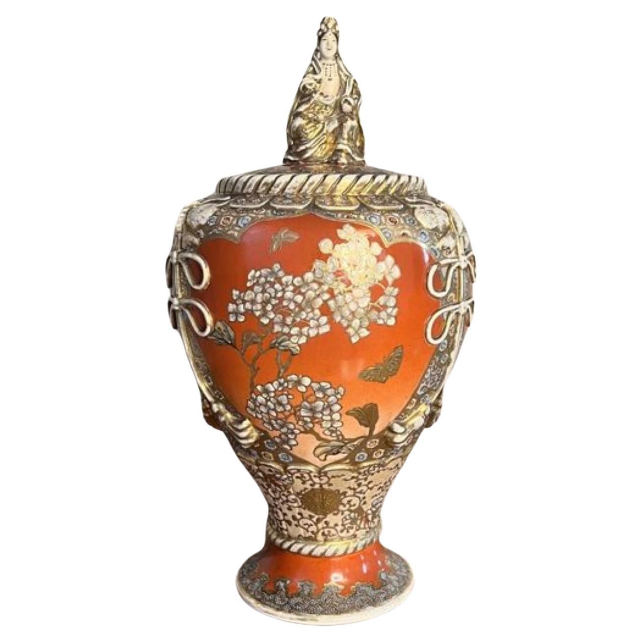 Grand vase japonais ancien avec couvercle en satsuma de qualité