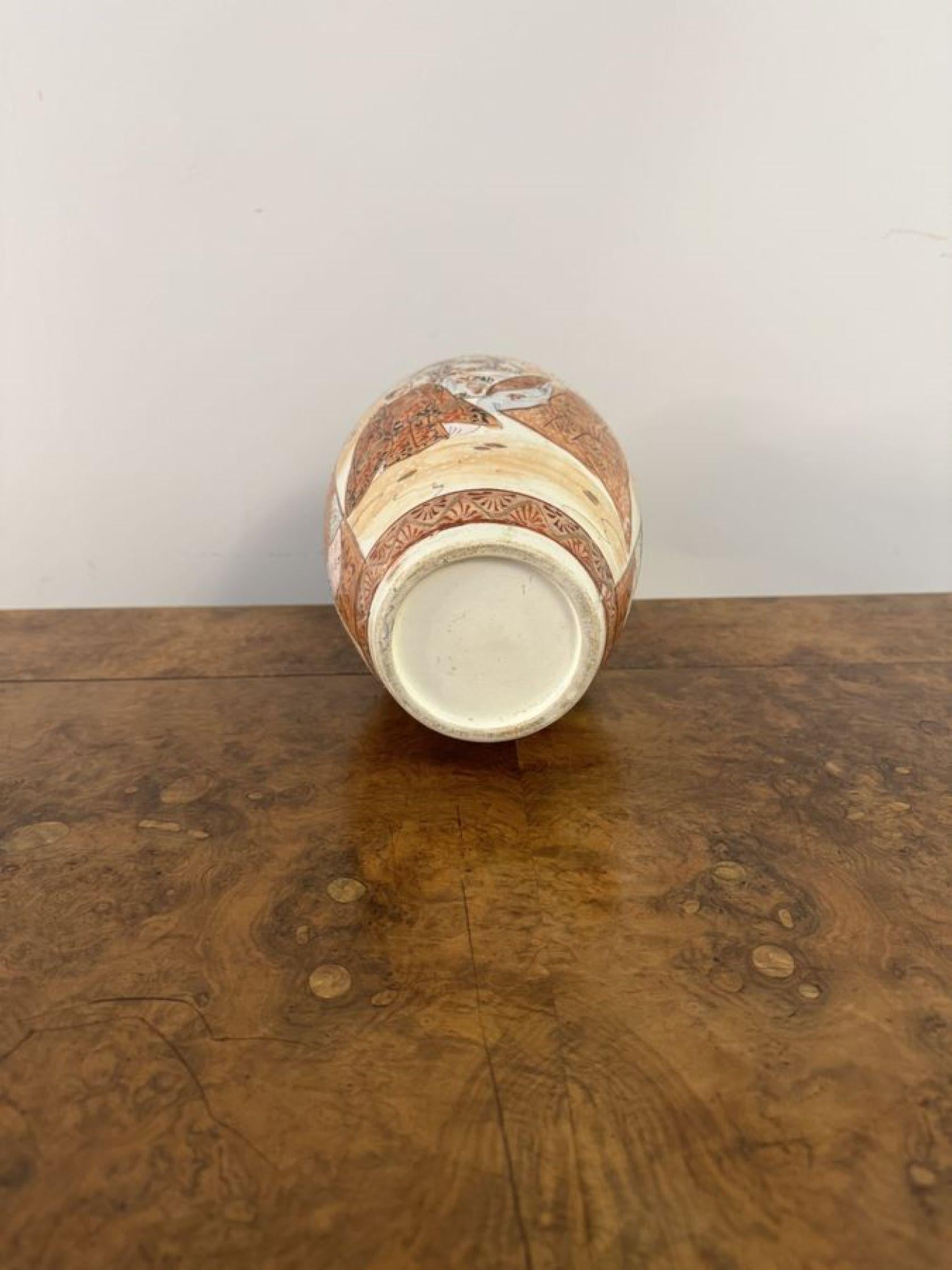Vaso Satsuma giapponese antico di qualità di grandi dimensioni, con un vaso Satsuma giapponese antico di qualità decorato con figure delimitate da motivi nei meravigliosi colori marrone, bianco, rosso e oro. 

D. 1900