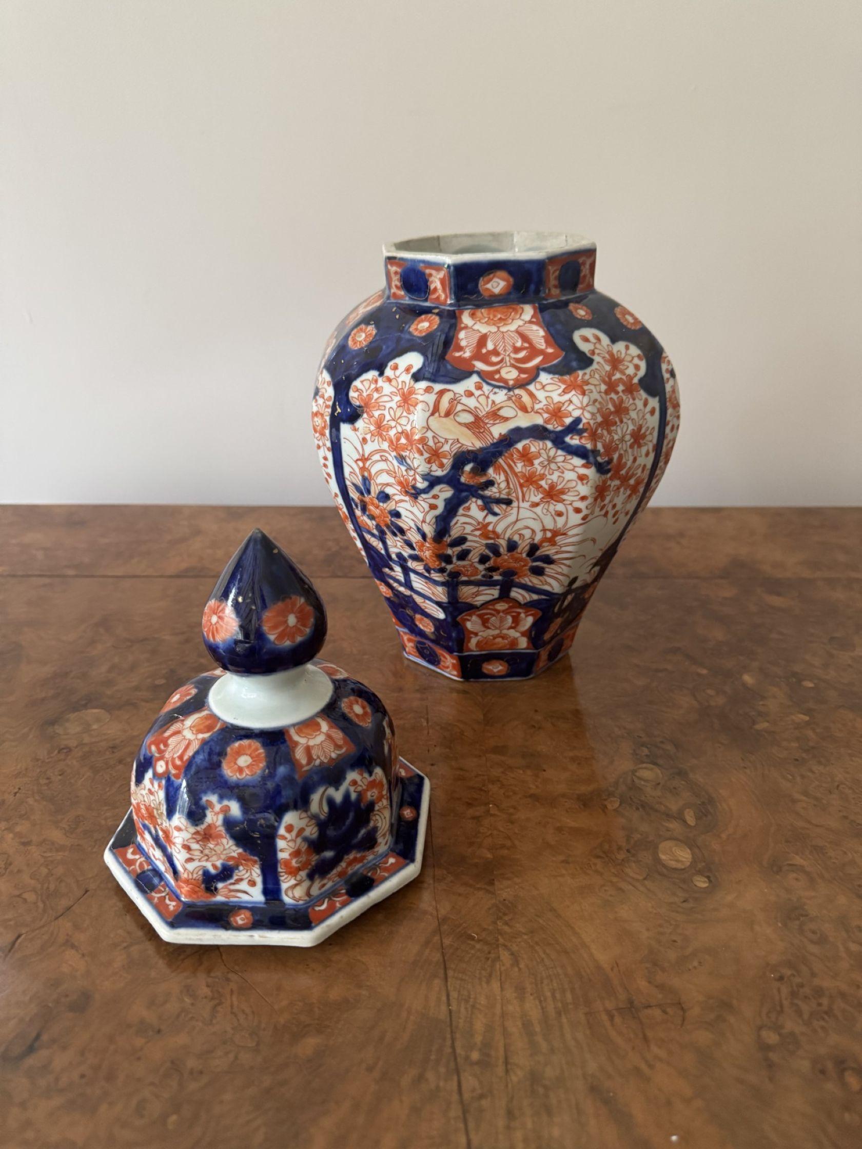 Gran pareja de jarrones antiguos japoneses con tapa imari de calidad en venta 3