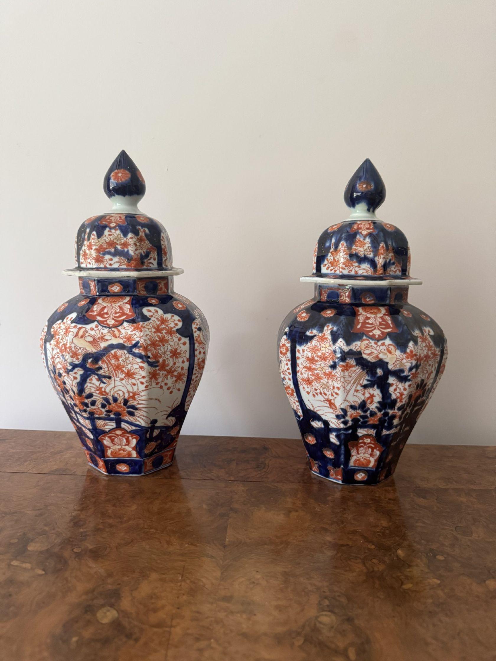 Gran pareja de jarrones antiguos japoneses con tapa de imari, de calidad Pareja de jarrones antiguos japoneses con tapa de imari, de cuerpo octogonal con las tapas originales rematadas con un remate decorado con volutas, flores, hojas, árboles,
