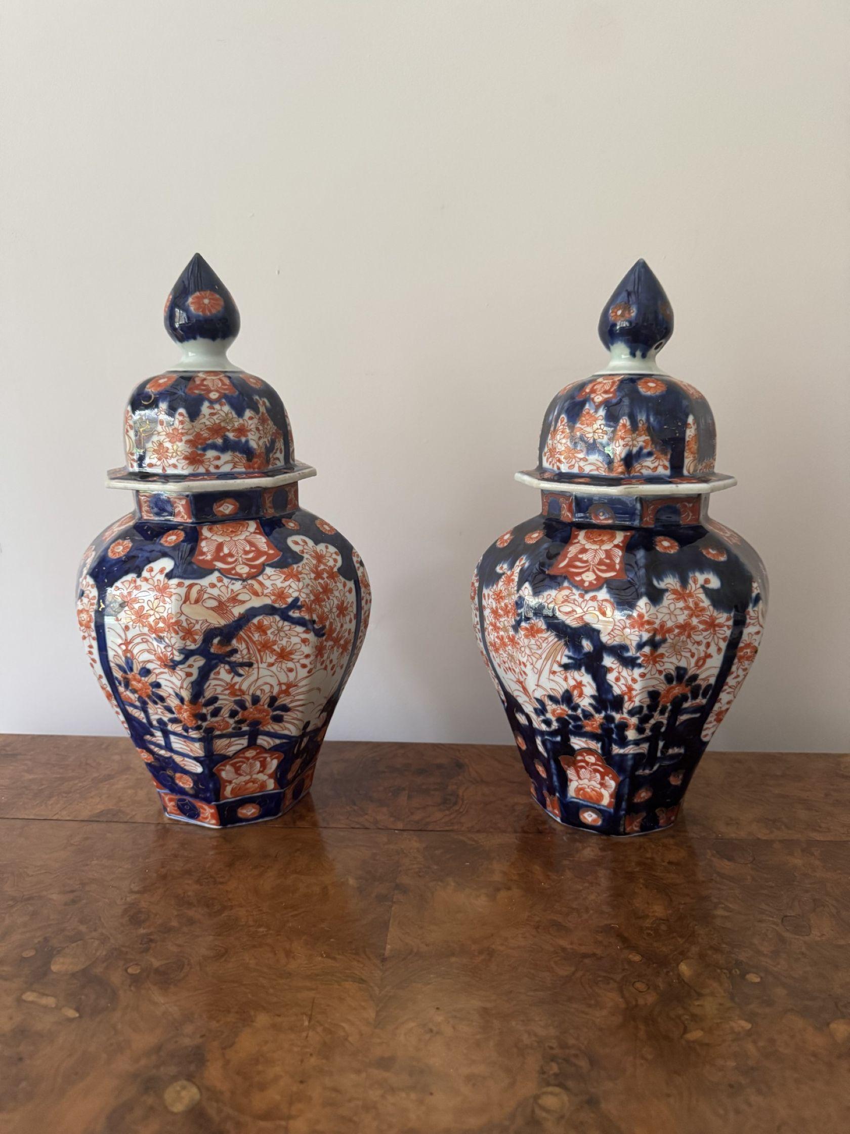 Gran pareja de jarrones antiguos japoneses con tapa imari de calidad Japonés en venta