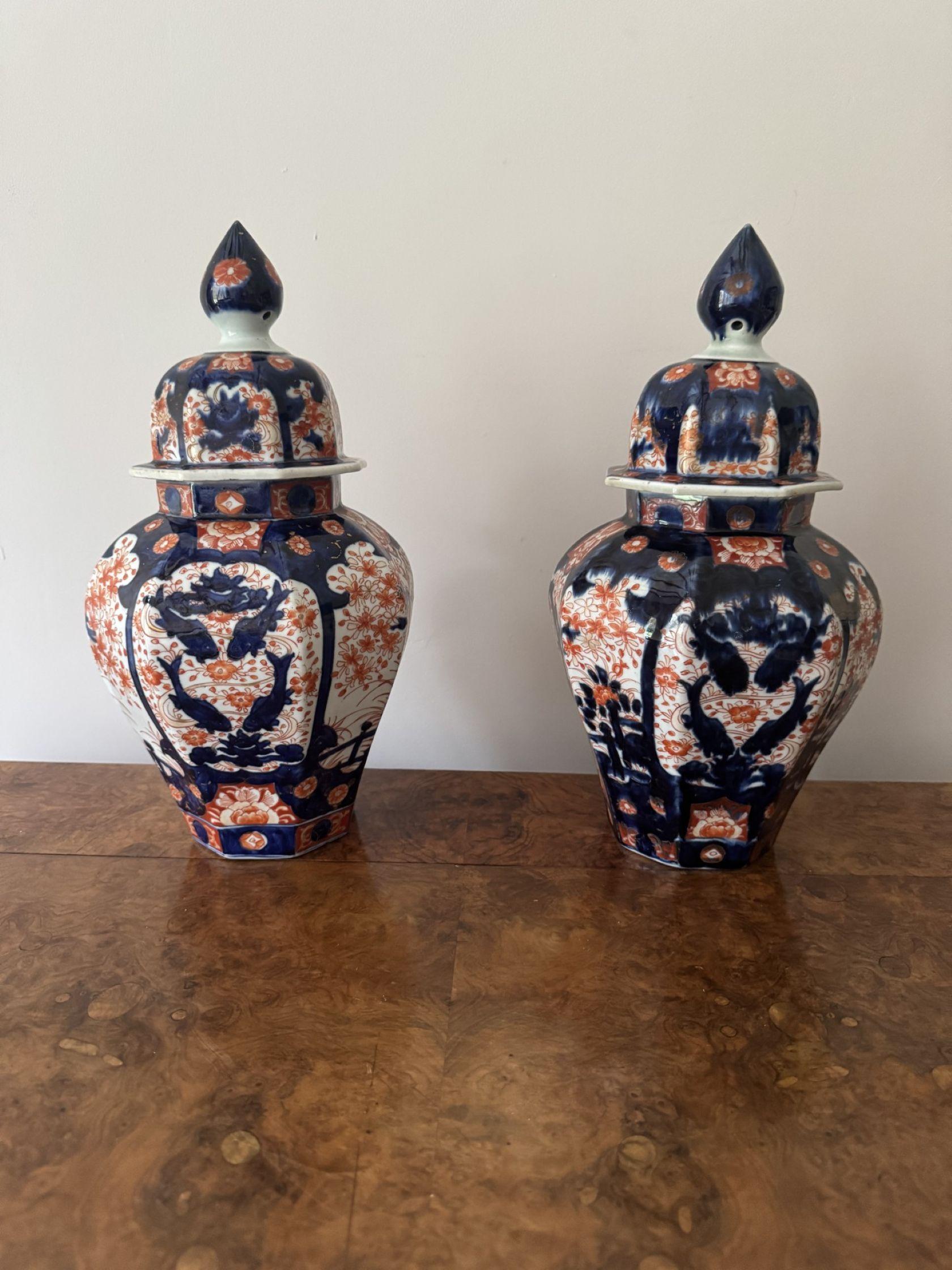 Gran pareja de jarrones antiguos japoneses con tapa imari de calidad Japonizado en venta