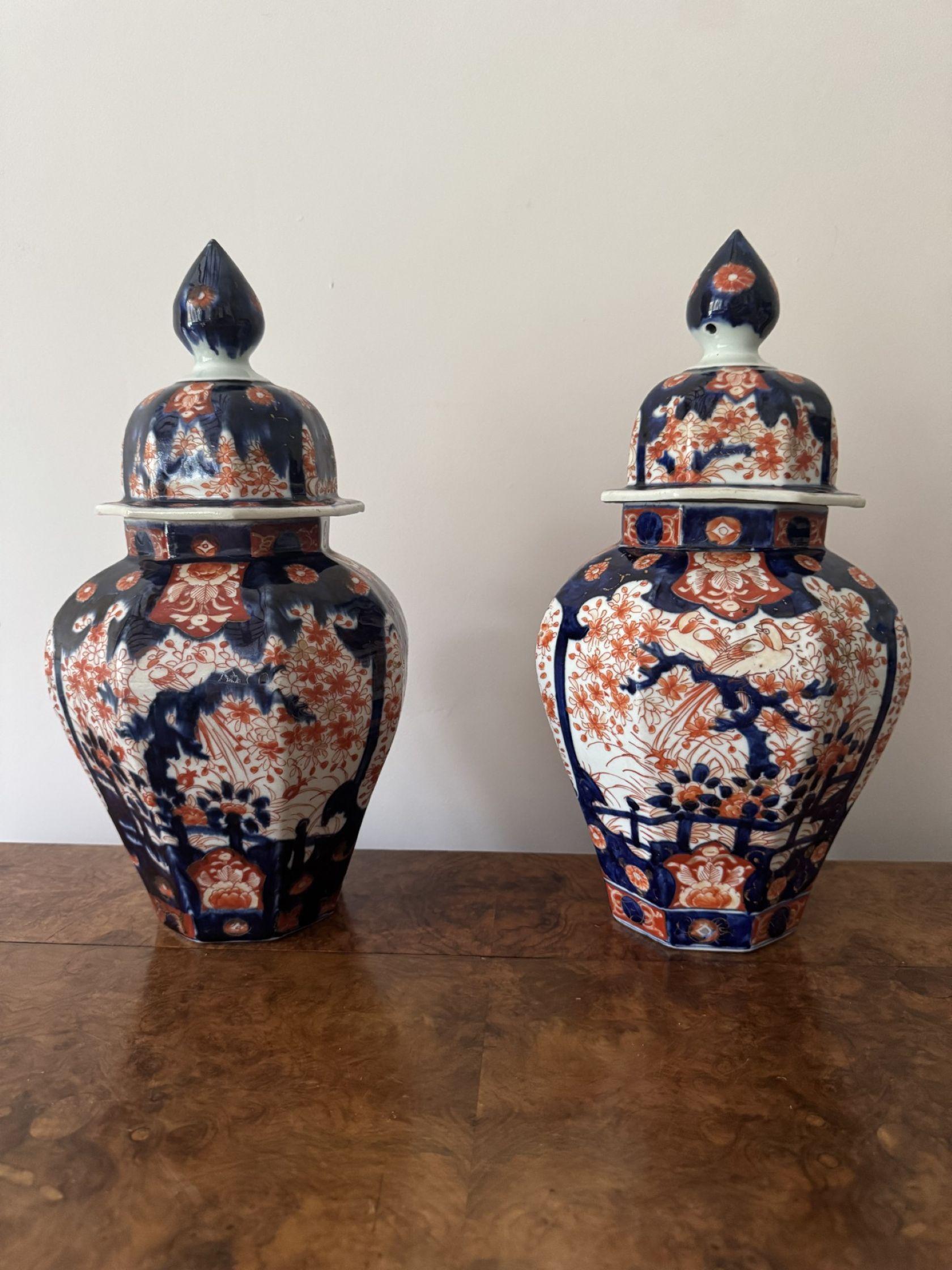 Gran pareja de jarrones antiguos japoneses con tapa imari de calidad en Bastante bueno estado para la venta en Ipswich, GB