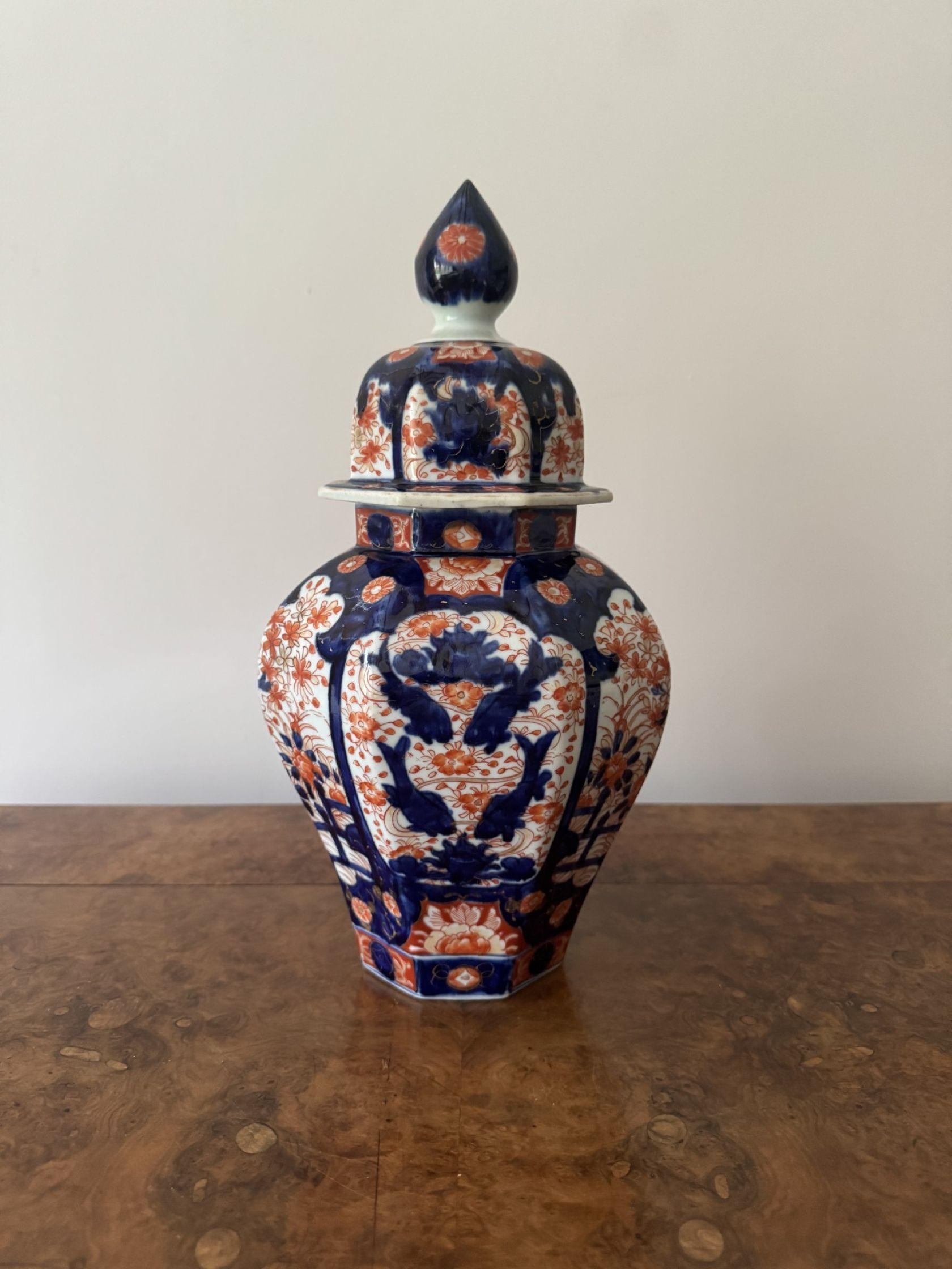 Gran pareja de jarrones antiguos japoneses con tapa imari de calidad Cerámico en venta