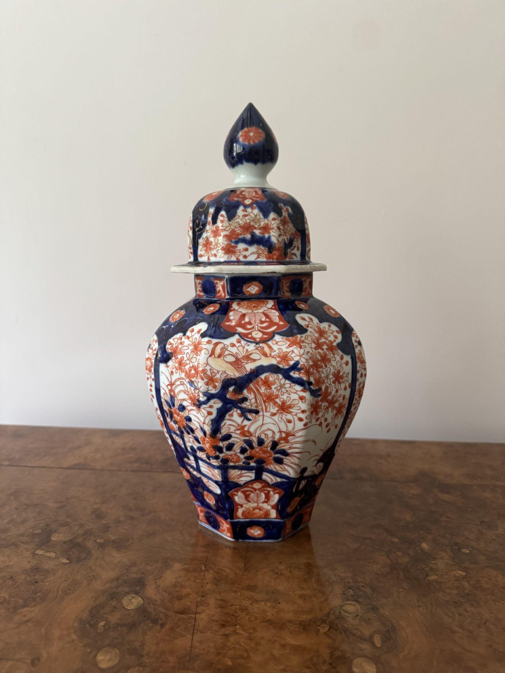 Gran pareja de jarrones antiguos japoneses con tapa imari de calidad en venta 1
