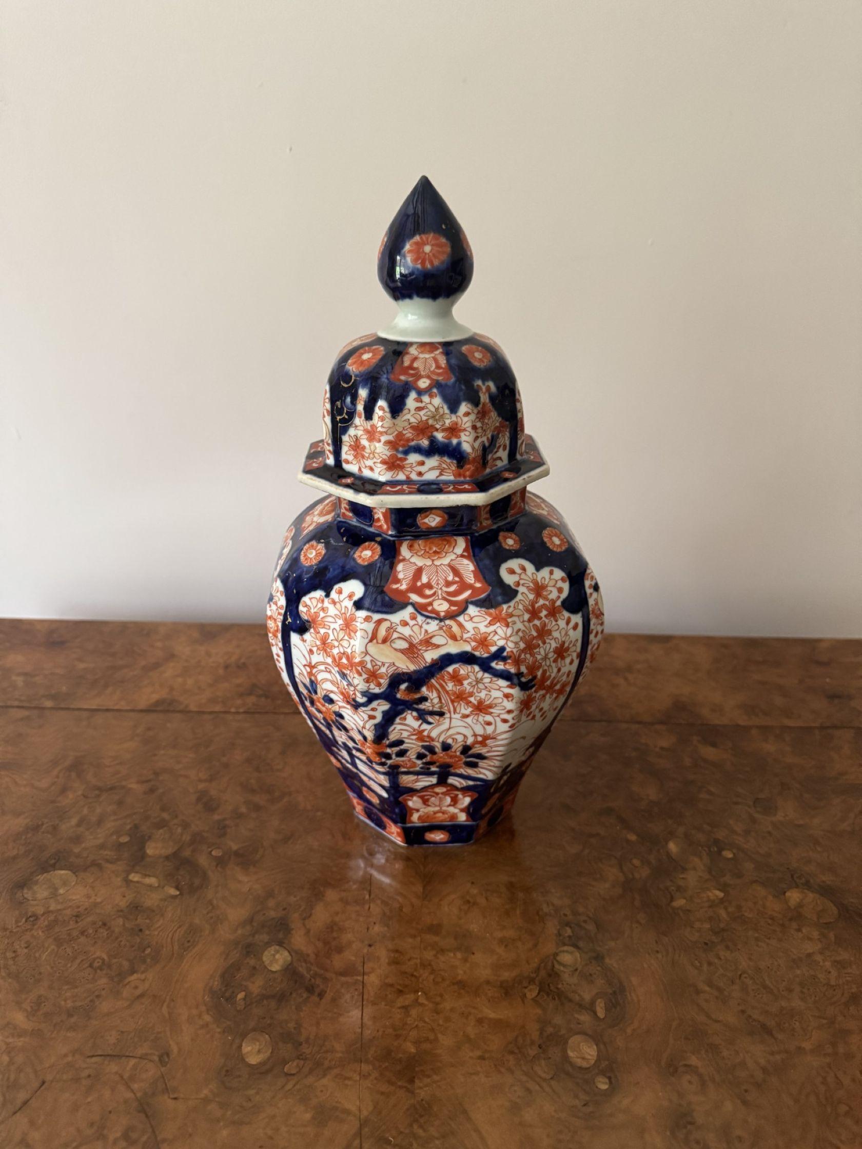 Gran pareja de jarrones antiguos japoneses con tapa imari de calidad en venta 2