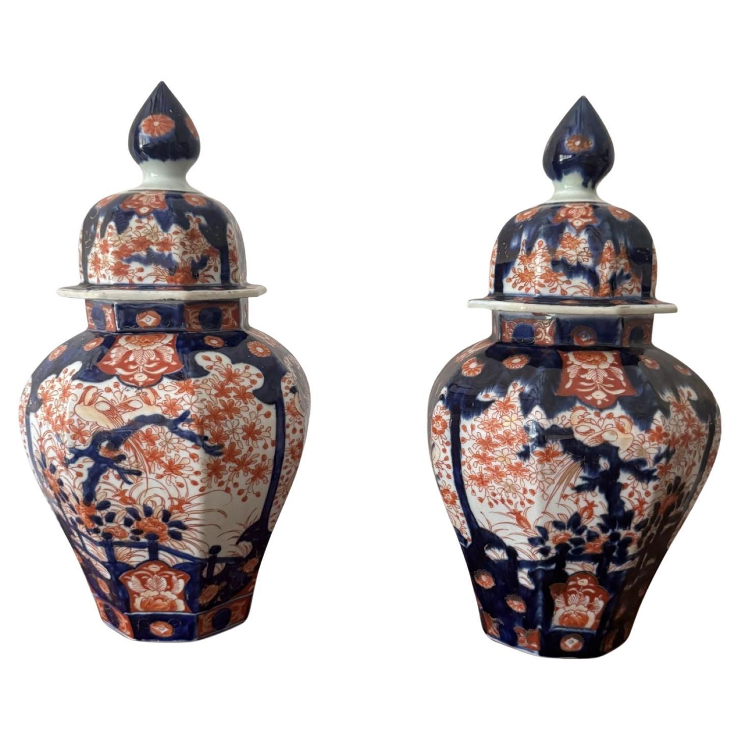 Grande paire de vases à couvercle imari japonais anciens de qualité